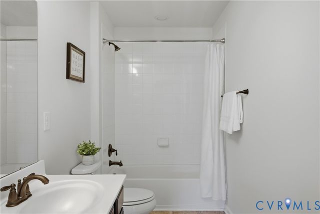1819 White Mountain Dr, Chester, VA 23836