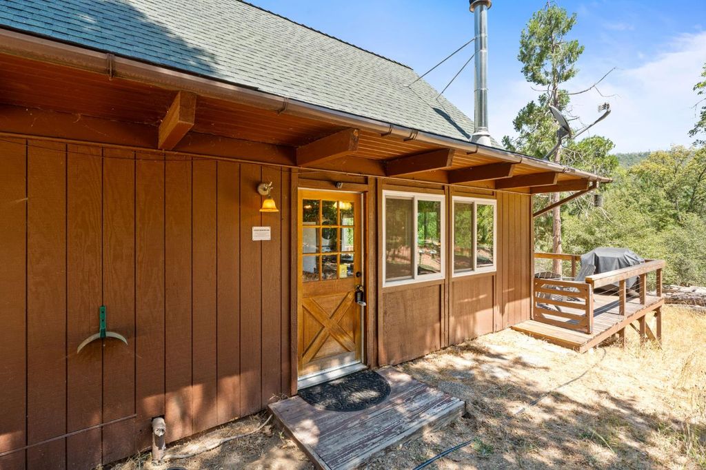 Image 4 of property listing at 5570 Grayling Road, Mariposa, CA 95338