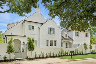 10801 Long Shadow Lane, Hunters Creek Village, TX 77024