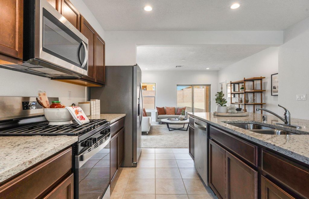 Image 10 of property listing at 280 Prism Avenue SW, Rio Rancho, NM 87124