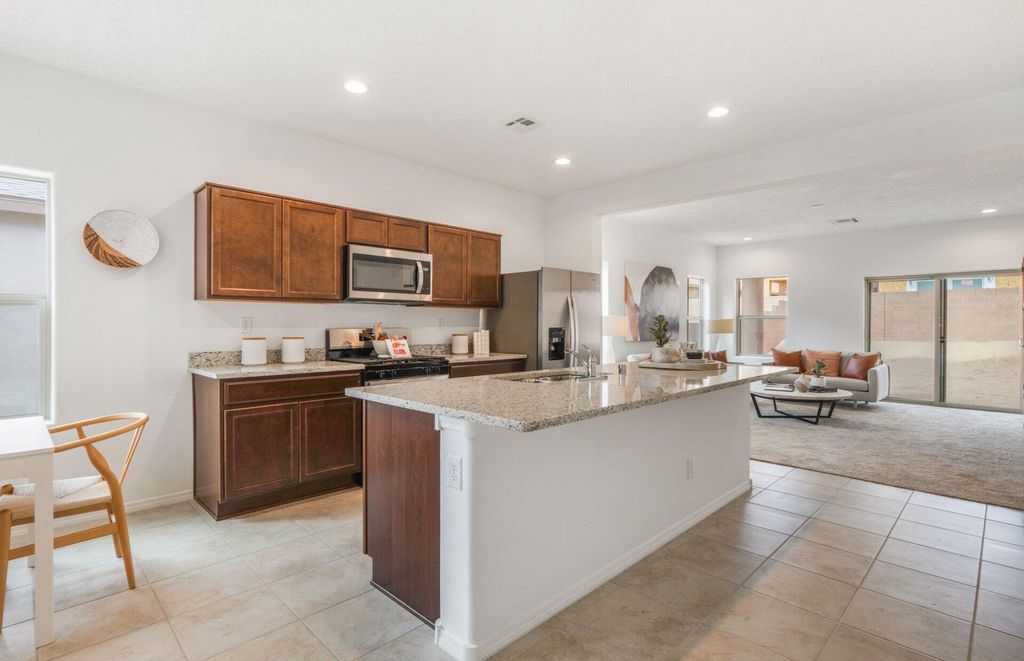 Image 6 of property listing at 280 Prism Avenue SW, Rio Rancho, NM 87124