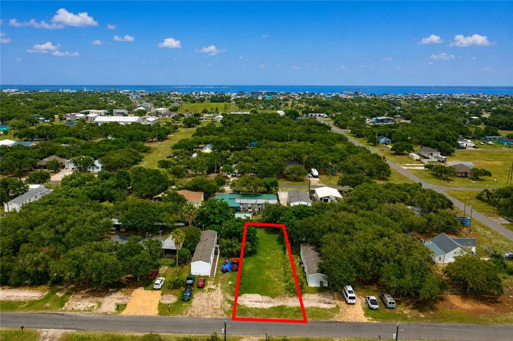 512 S Doughty St, Rockport, TX 78382 — photo 2