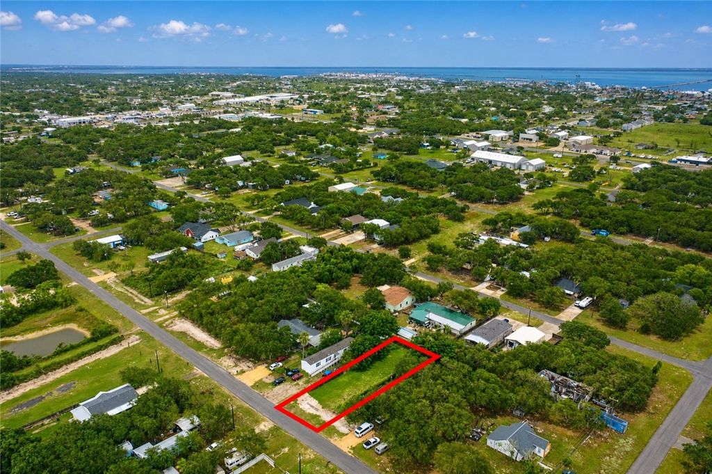 512 S Doughty St, Rockport, TX 78382 — photo 3