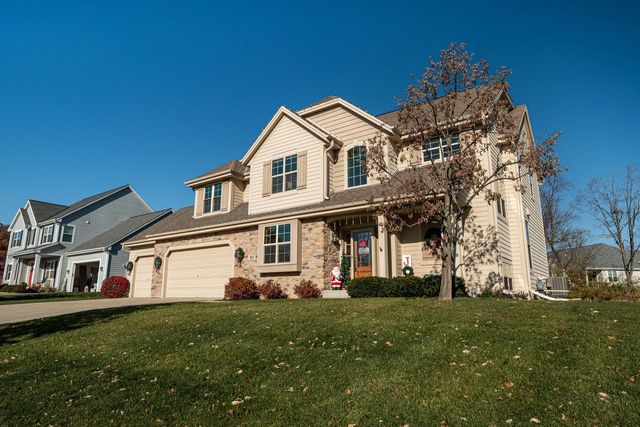 305 Century Oak DRIVE, Waukesha, WI 53188