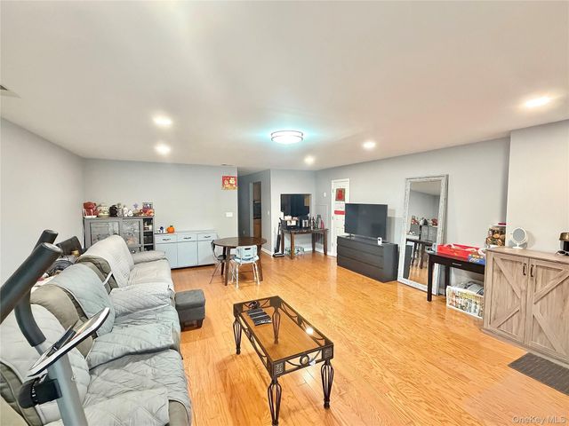 3-31 Endeavor Place B, College Point, NY 11356