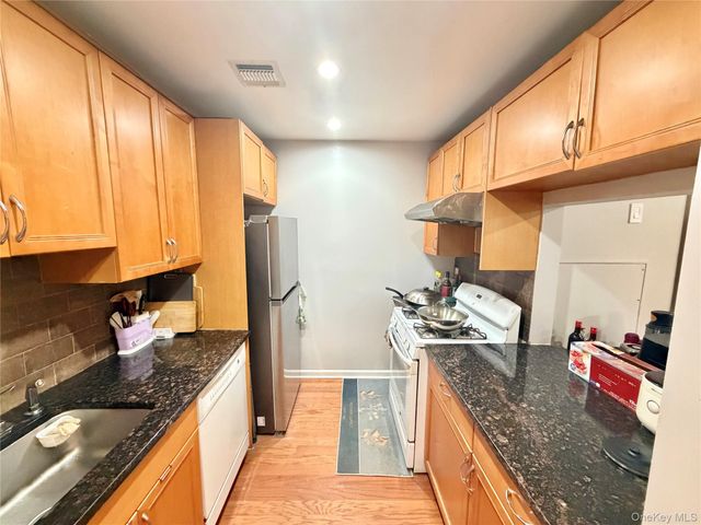 3-31 Endeavor Place B, College Point, NY 11356