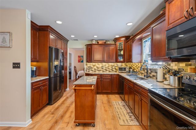 194 Miller Place Road, Miller Place, NY 11764