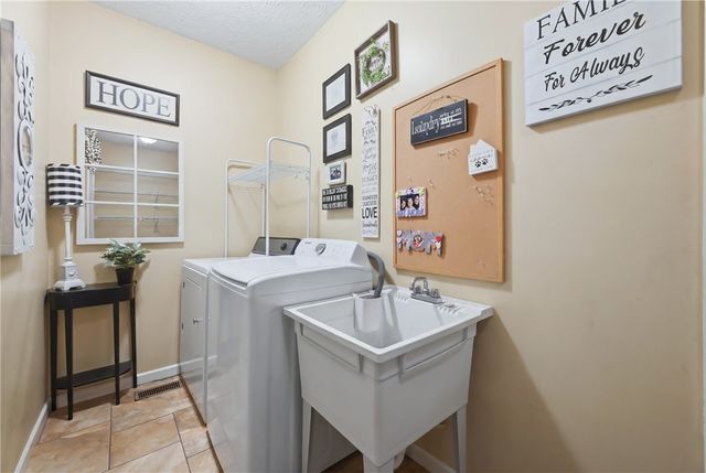 110 Neshannock Trails Dr, Neshannock Twp, PA 16105