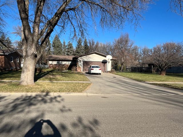 612 7th Avenue W, West Fargo, ND 58078