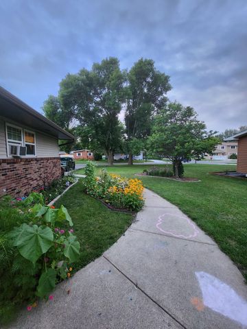 612 7th Avenue W, West Fargo, ND 58078