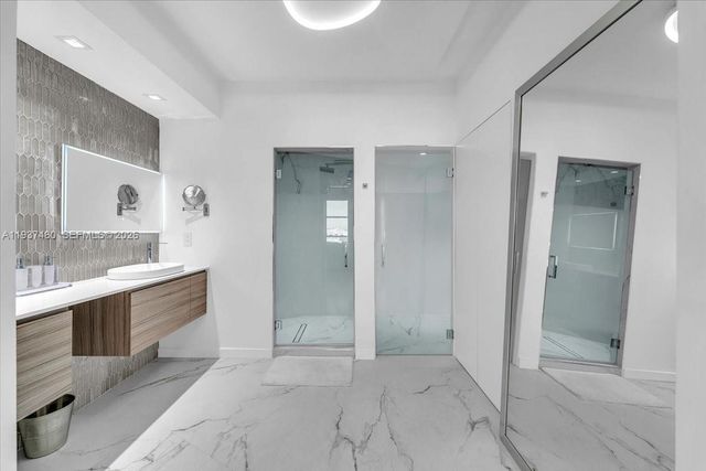 300 S Pointe Dr 1404, Miami Beach, FL 33139