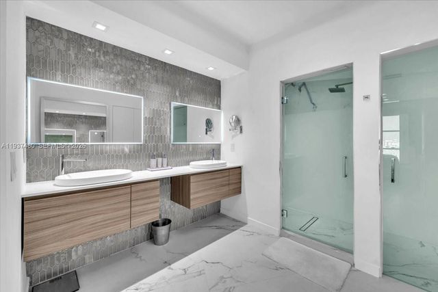 300 S Pointe Dr 1404, Miami Beach, FL 33139