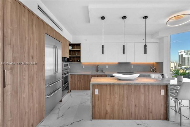 300 S Pointe Dr 1404, Miami Beach, FL 33139