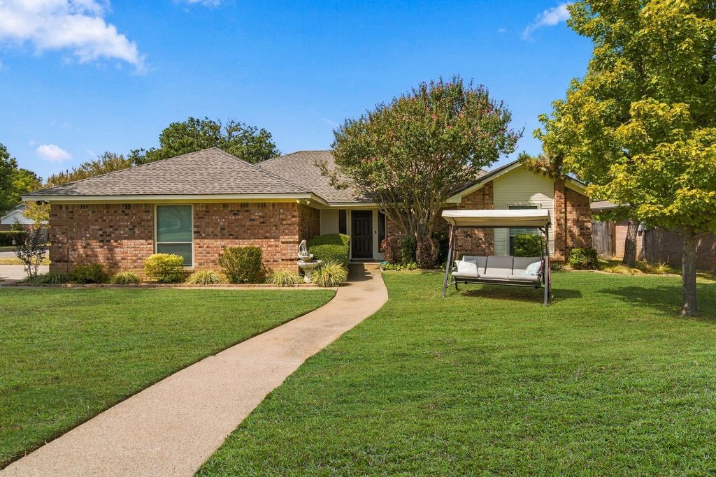 7101 Hazel Place, North Richland Hills, TX 76182 — exterior