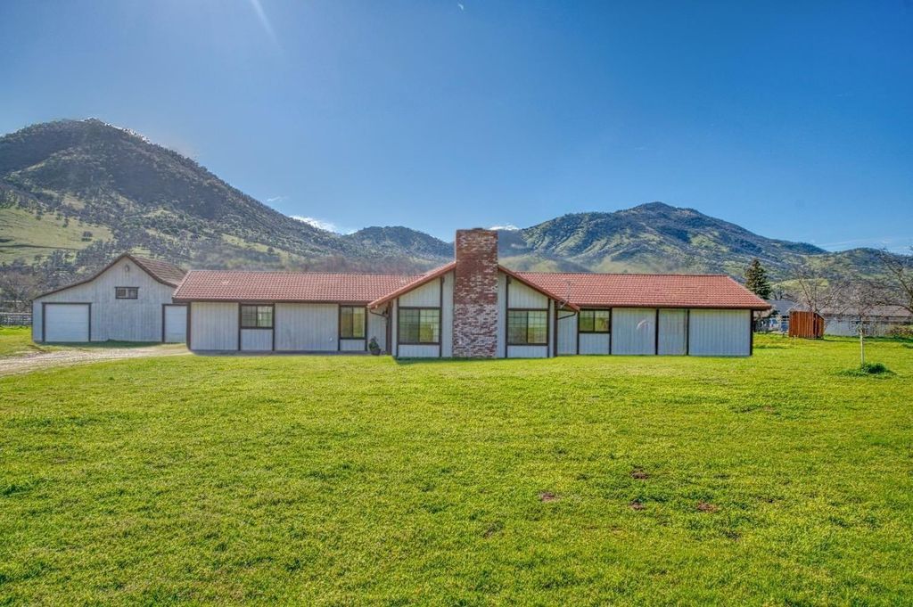 7167 Live Oak Drive, Sanger, CA 93657