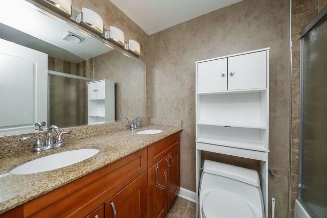 1S215 Stratford Lane, Villa Park, IL 60181