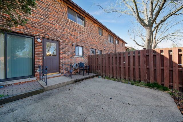 1S215 Stratford Lane, Villa Park, IL 60181