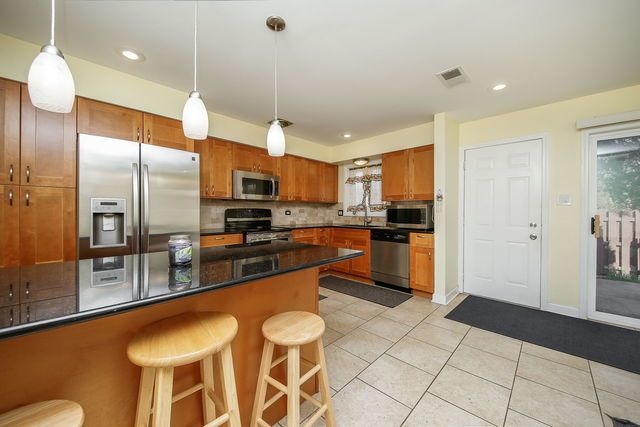1S215 Stratford Lane, Villa Park, IL 60181