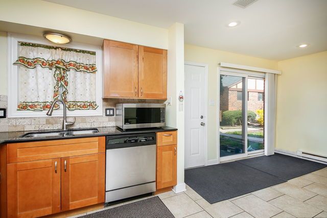 1S215 Stratford Lane, Villa Park, IL 60181