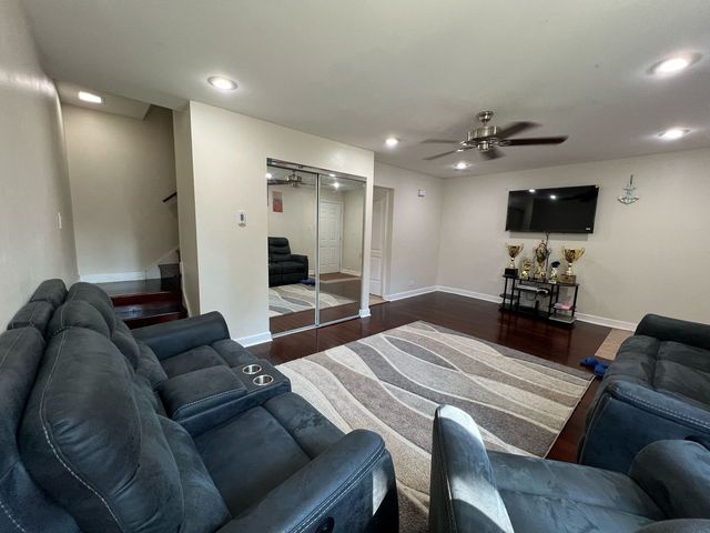 1S215 Stratford Lane, Villa Park, IL 60181