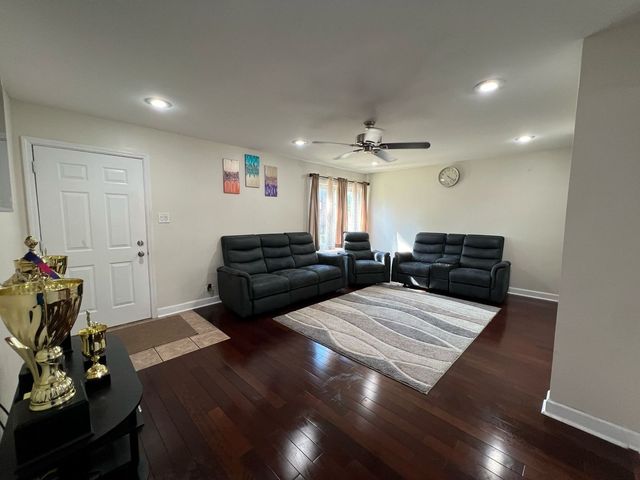 1S215 Stratford Lane, Villa Park, IL 60181