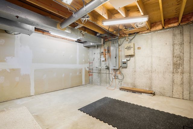 2200 E Gaisor Court, Crete, IL 60417