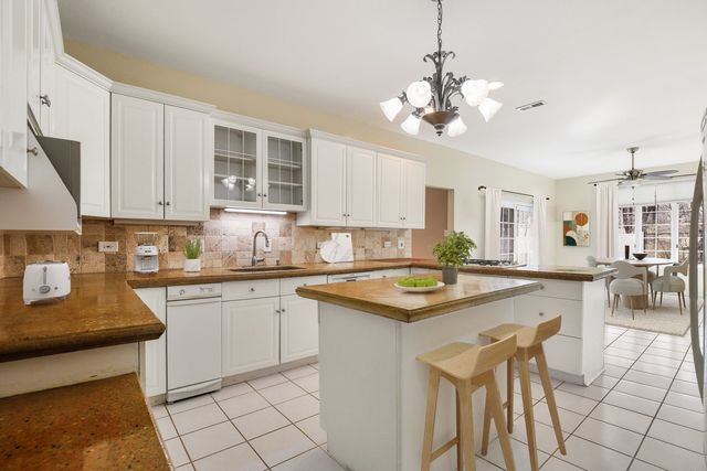 2200 E Gaisor Court, Crete, IL 60417