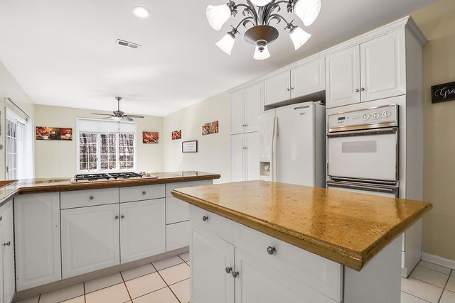 2200 E Gaisor Court, Crete, IL 60417