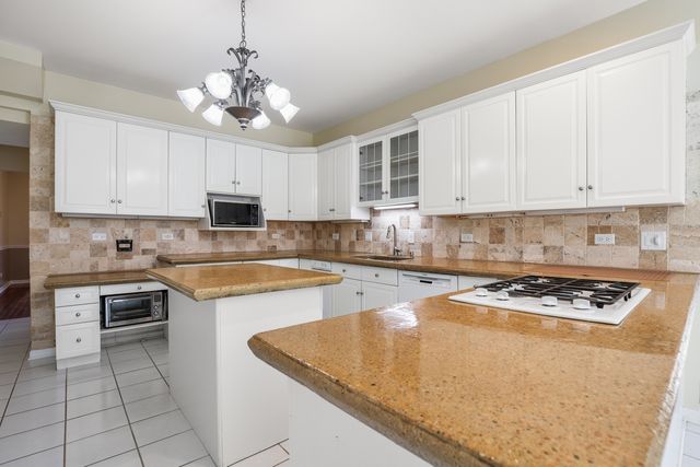 2200 E Gaisor Court, Crete, IL 60417