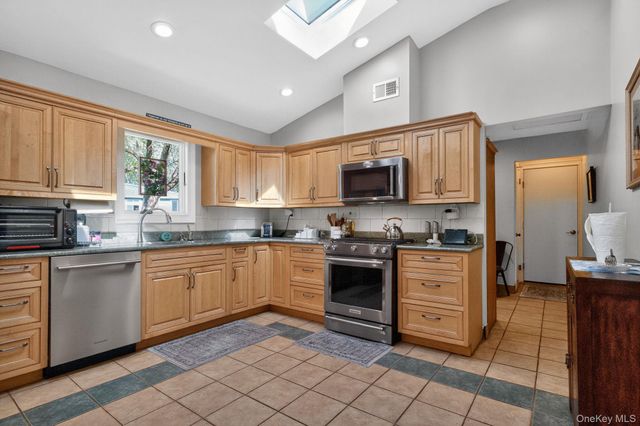 14 Sunderland Place, Suffern, NY 10901