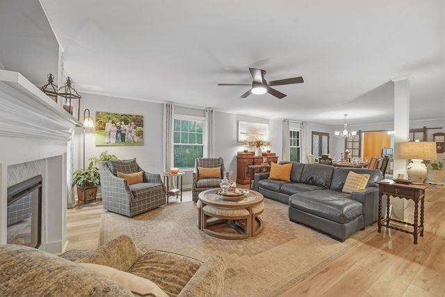 811 Hogans Branch Rd, Hendersonville, TN 37075