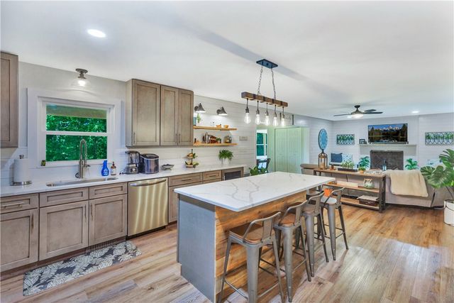 107 J Moore Avenue, Townville, SC 29689