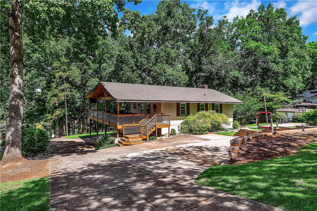 107 J Moore Avenue, Townville, SC 29689