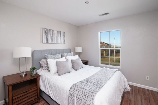 1832 E Ivesbrook, Lancaster, CA 93535