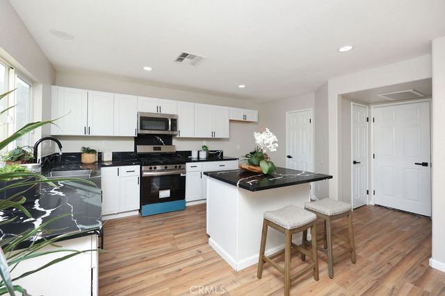 1832 E Ivesbrook, Lancaster, CA 93535