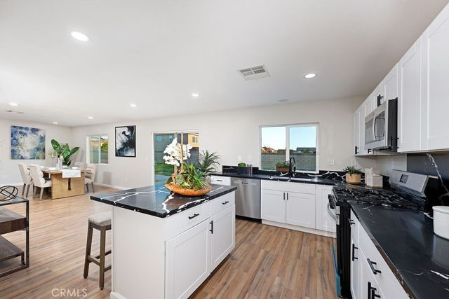 1832 E Ivesbrook, Lancaster, CA 93535