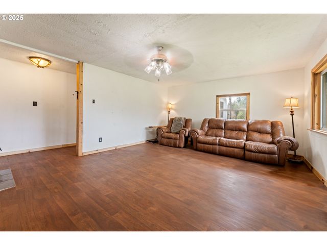 22816 S BONNEY Rd, Colton, OR 97017