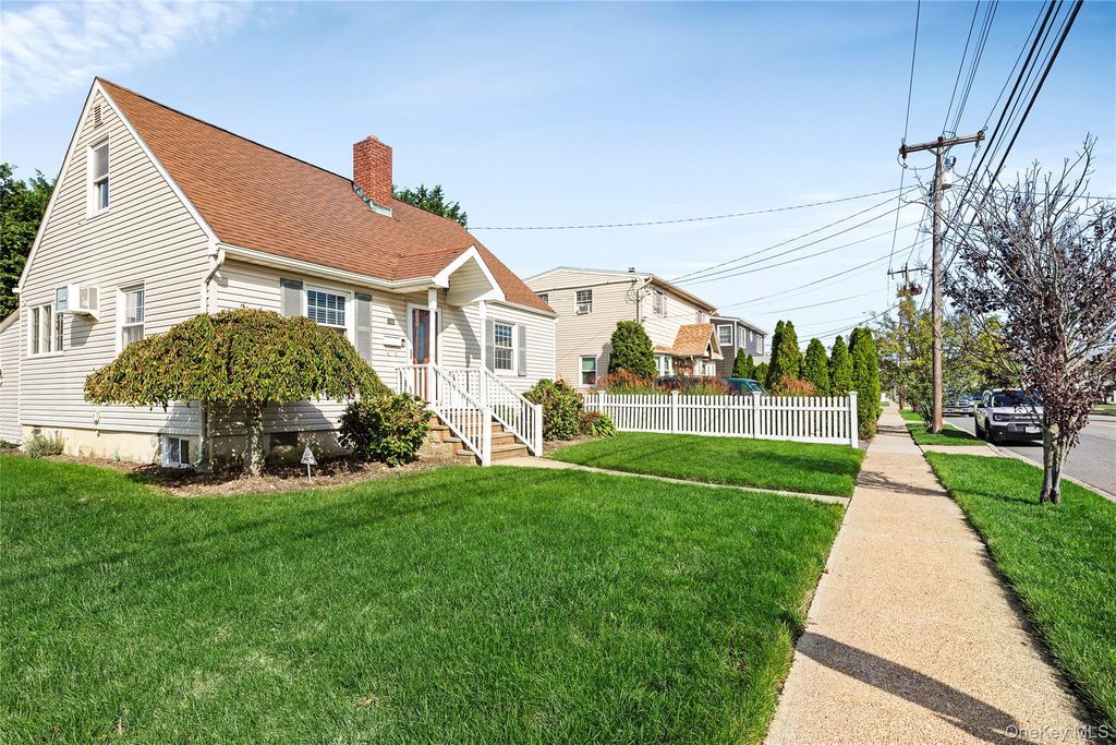 200 Forest Avenue, Massapequa, NY 11758 — photo 3
