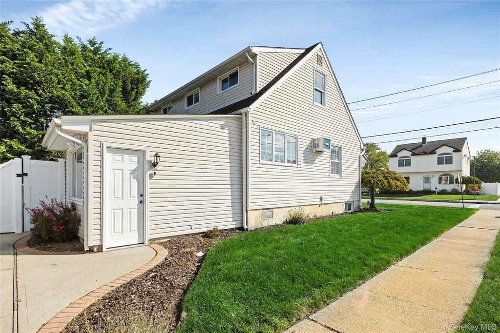 200 Forest Avenue, Massapequa, NY 11758 — photo 4
