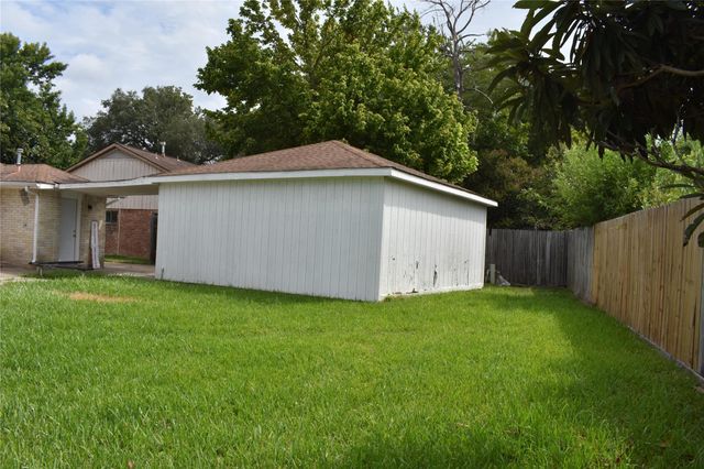 10427 Huntington Wood Drive, Houston, TX 77099