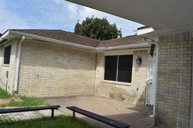 10427 Huntington Wood Drive, Houston, TX 77099