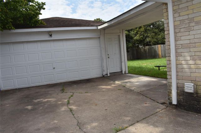 10427 Huntington Wood Drive, Houston, TX 77099