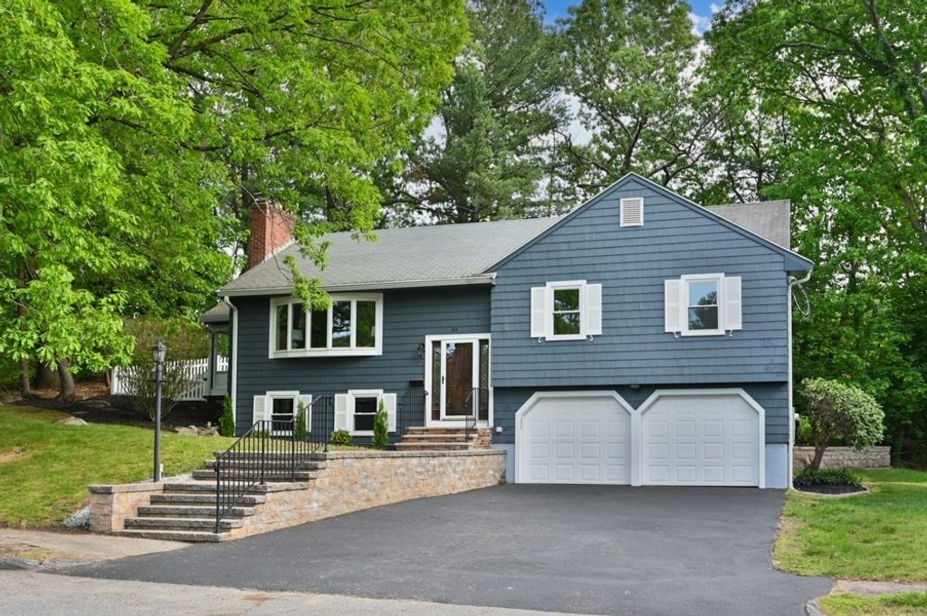 39 Doncaster Cir, Lynnfield, MA 01940