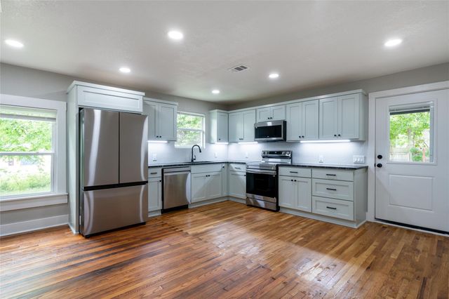 329 Flores ST, Lockhart, TX 78644