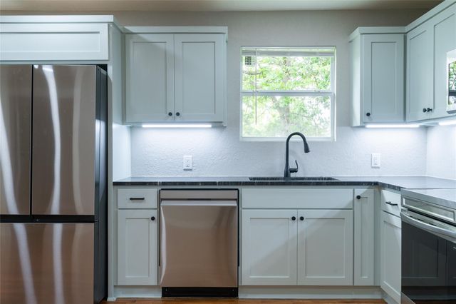 329 Flores ST, Lockhart, TX 78644