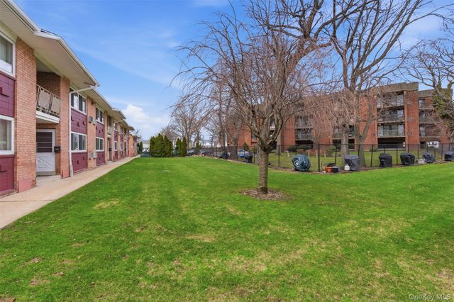 400 Fulton Street 3B, Farmingdale, NY 11735