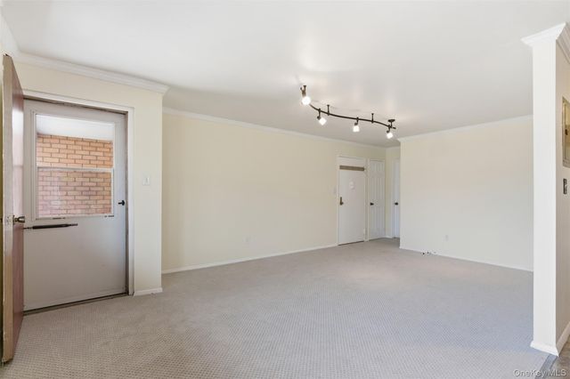 400 Fulton Street 3B, Farmingdale, NY 11735