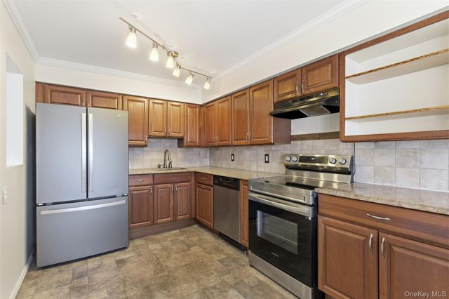 400 Fulton Street 3B, Farmingdale, NY 11735