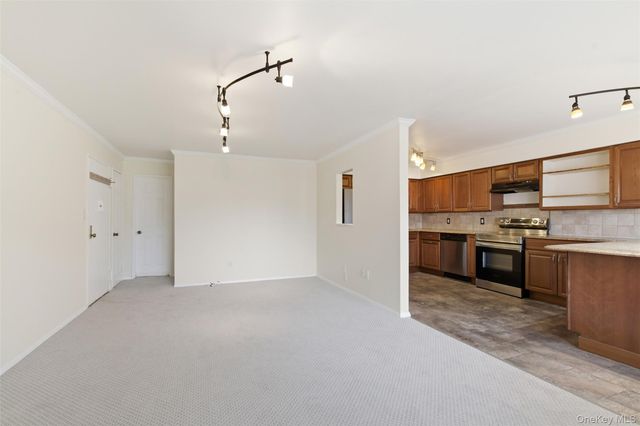 400 Fulton Street 3B, Farmingdale, NY 11735