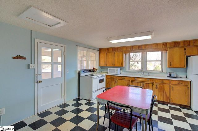 1212 Riveroak Road, Inman, SC 29349